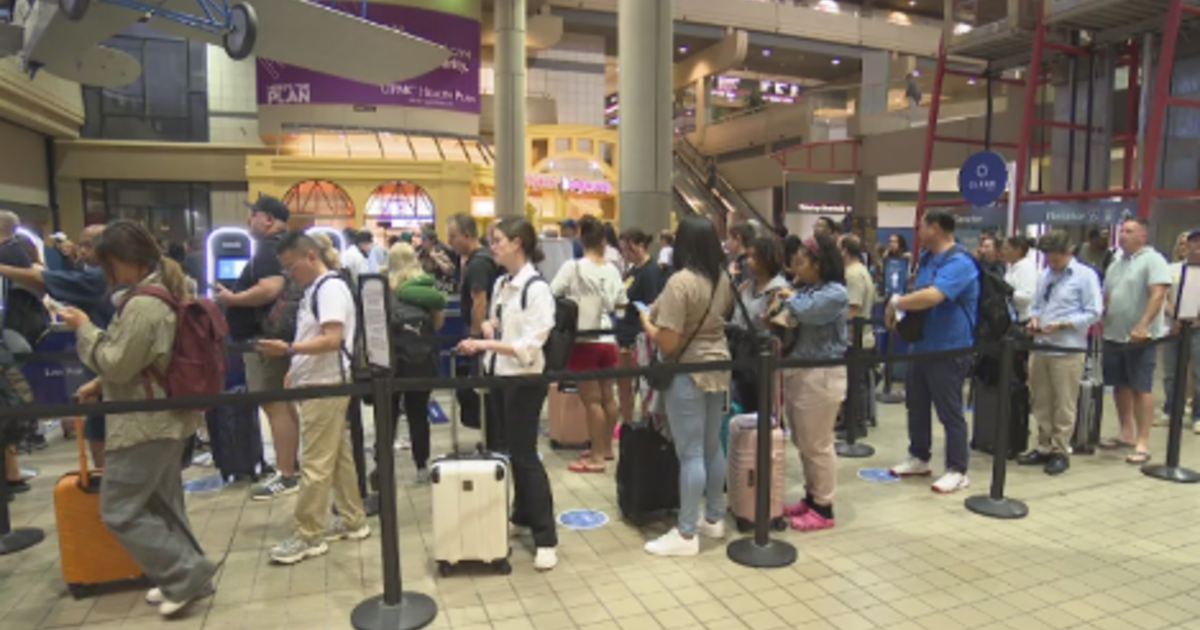 Passengers continue to endure long wait times at Pittsburgh International Airport security checkpoints