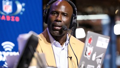 United Airlines apologizes to Terrell Davis, removes flight attendant after incident