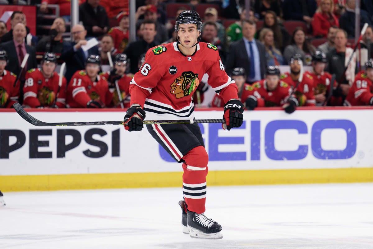 Alumni: Defender Re-Signs With the Blackhawks