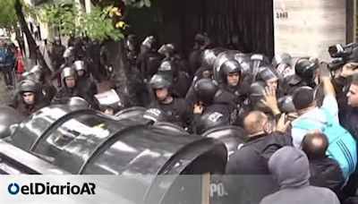 Incidentes en la sede de la UTA: la Policía reprimió una protesta de colectiveros enfrentados a Roberto Fernández