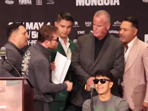 Saúl “Canelo” Álvarez casi termina a los golpes, pero no con su rival, Jaime Munguía, sino con otra gloria del boxeo: Oscar de la Hoya