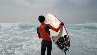 Au Sénégal, des cours de surf gratuits pour récupérer les élèves décrocheuses