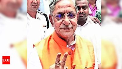 Bihar Governor Rajendra Vishwanath Arlekar Leads Politicians in Voting for Festival of Democracy | Patna News - Times of India