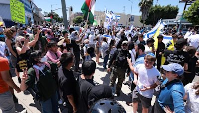 Violentos enfrentamientos entre manifestantes propalestinos y contramanifestantes en Los Ángeles, según videos