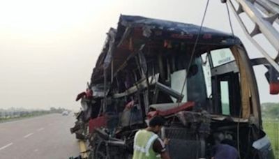 印度臥鋪巴士撞貨車「車頭全毀」 乘客慘遭甩飛釀18死19傷-台視新聞網