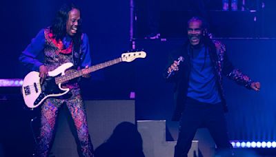 Review: Earth, Wind & Fire and Chicago make St. Paul fans feel the love
