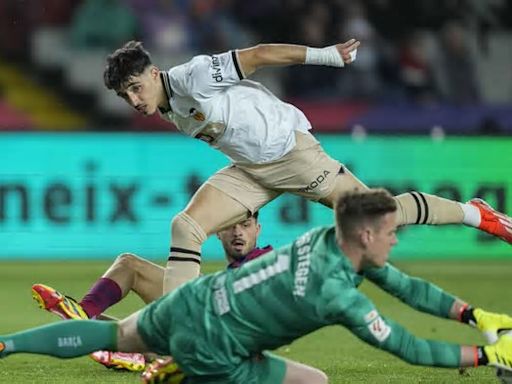 Ter Stegen hace historia con el Barça y lo celebra con una pifia épica