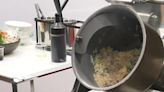 東京食品加工機械展秀創意 炒飯機器人2分鐘出好菜