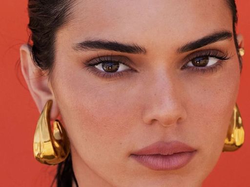 Kendall Jenner brilla en portada de Vogue con bralette de flores 3D