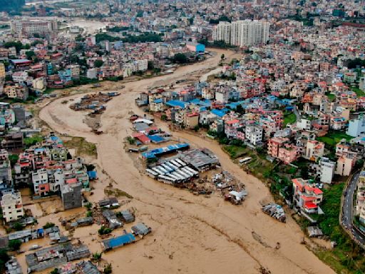 尼泊爾洪災遍地泥流193死 災民描述「沿途跳屋頂」驚險逃生