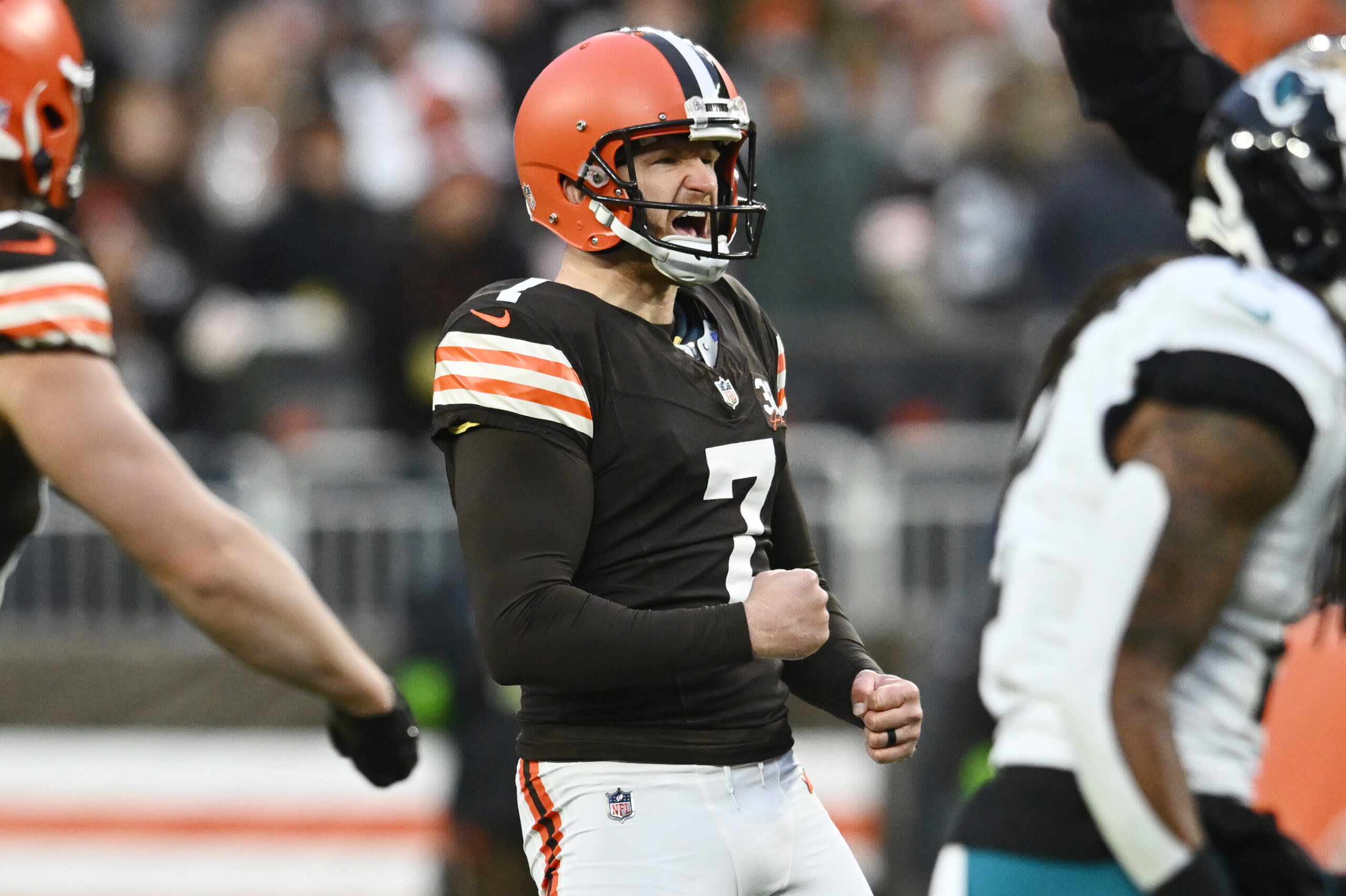 Browns make Dustin Hopkins one of the highest-paid kickers with new extension