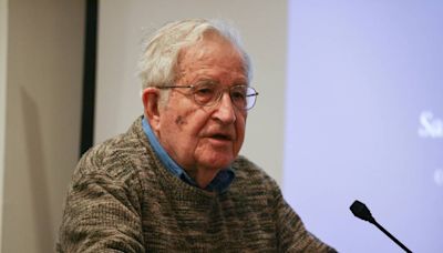 El intelectual Noam Chomsky es dado de alta de un hospital de São Paulo