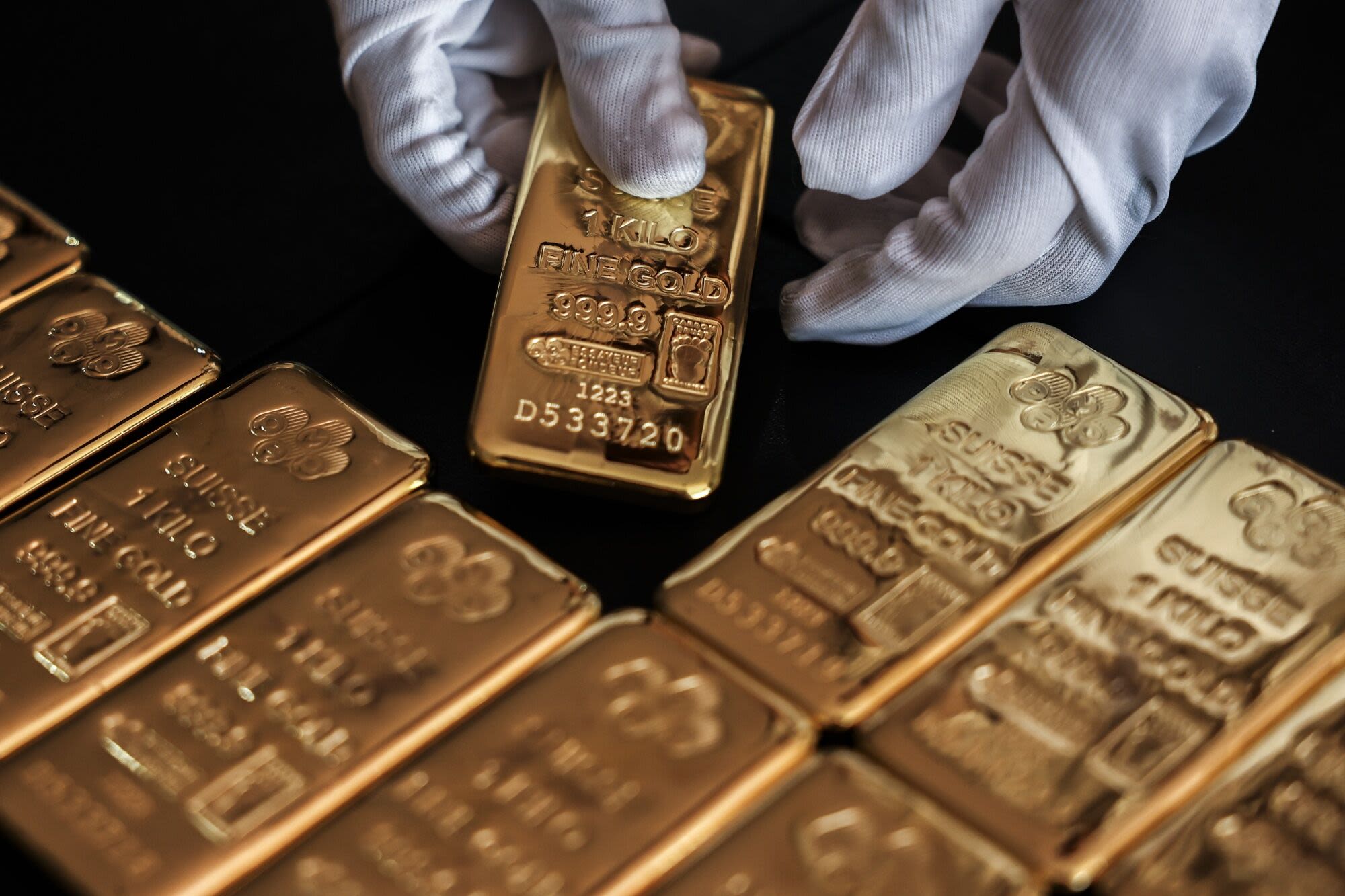 Gold Edges Higher as Investors Mull Mixed US Economic Signals