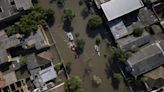 El agua anega dos barrios más de Porto Alegre por la desconexión de una bomba de drenaje