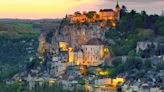 El bonito pueblo de Francia que está incrustado en un acantilado a 150 metros de altura