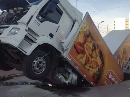 Río Cuarto: un camión que transportaba 26 mil kilos de pollo cayó a un pozo que se originó en el asfalto y quedó atrapado