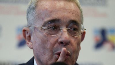 Álvaro Uribe es acusado de soborno y fraude procesal, primer expresidente en ir a juicio en Colombia