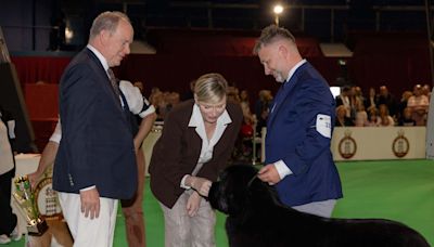 Look rétro pour Charlène et cravate « chiens » pour Albert de Monaco à l’exposition canine