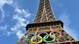 Já em Paris, Rebeca Andrade visita Torre Eiffel antes dos Jogos Olímpicos