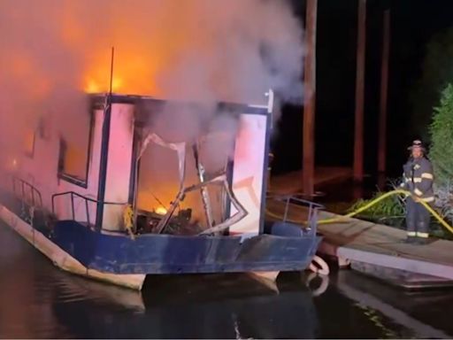 Houseboat catches fire at Sacramento River boat launch
