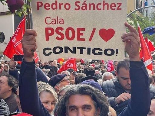"Pedro, quédate" gritan miles manifestantes en Ferraz mientras desafían a la lluvia y el viento