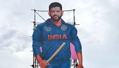 Dhoni's B'day gift: HUGE! 100ft cut-out!