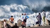 Enormes olas azotan la costa de California por tercer día consecutivo, provocando inundaciones y condiciones potencialmente letales