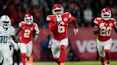 Tyreek Hill fumble results in winning score as Chiefs beat Dolphins in Germany