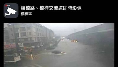 高雄大雨成災！「水淹半輪胎高」轎車冒險通過慘拋錨｜壹蘋新聞網