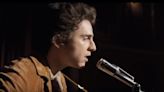 Timothée Chalamet se transforma en Bob Dylan en el nuevo tráiler de 'A Complete Unknown'