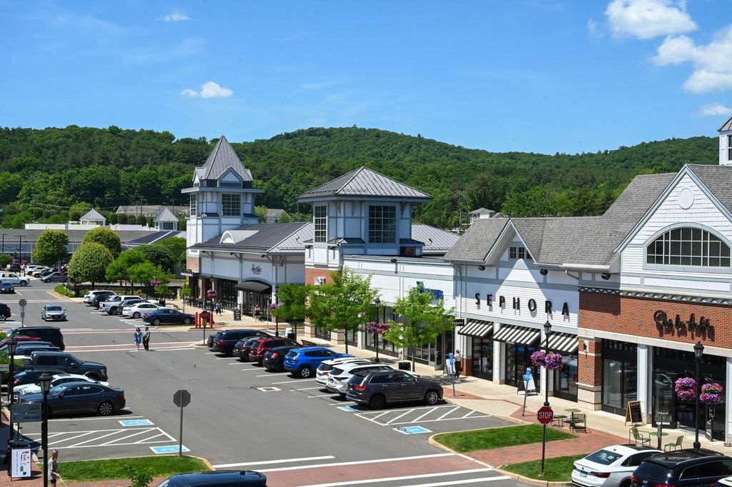 Two new businesses, including Warby Parker, coming to The Shops at Farmington Valley this year