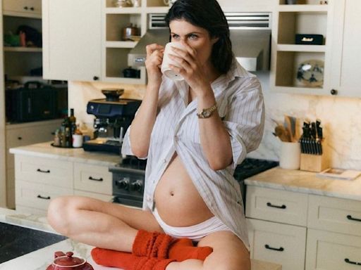 La actriz Alexandra Daddario espera a su primer bebé y confesó a Vogue que tuvo un aborto previo