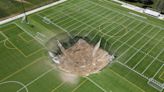 Vídeo: Cratera gigante se abre no meio de campo de futebol nos EUA