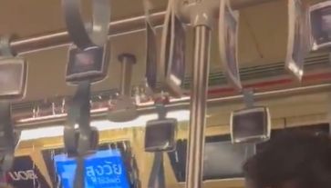 影/曼谷捷運空調系統故障大漏水 乘客車廂內打傘「擋雨」