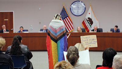 Un proyecto de ley de un legislador de San Diego prohibiría las políticas de ‘notificaciones forzadas’ sobre estudiantes LGBTQ
