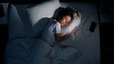 Qué significa si abrazás la almohada para dormir, según expertos