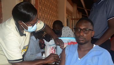 Uganda hace frente a la fiebre amarilla con restricciones de viajes y una gran campaña de vacunación