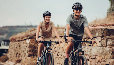 La DGT aclara cuál es el equipamiento de seguridad necesario para ir en bicicleta: ¿Cuándo hay que llevar el casco obligatoriamente?