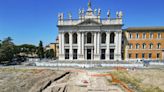 Hallan restos de una estructura medieval defensiva frente a San Juan de Letrán en Roma