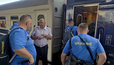 Atletas ucranianos llegarán hoy a París tras hacer parte de su viaje en tren desde Kiev