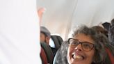 Viajar sin miedo: son sordos y tomaron un vuelo en el que por primera vez se contempló cómo comunicarse con ellos