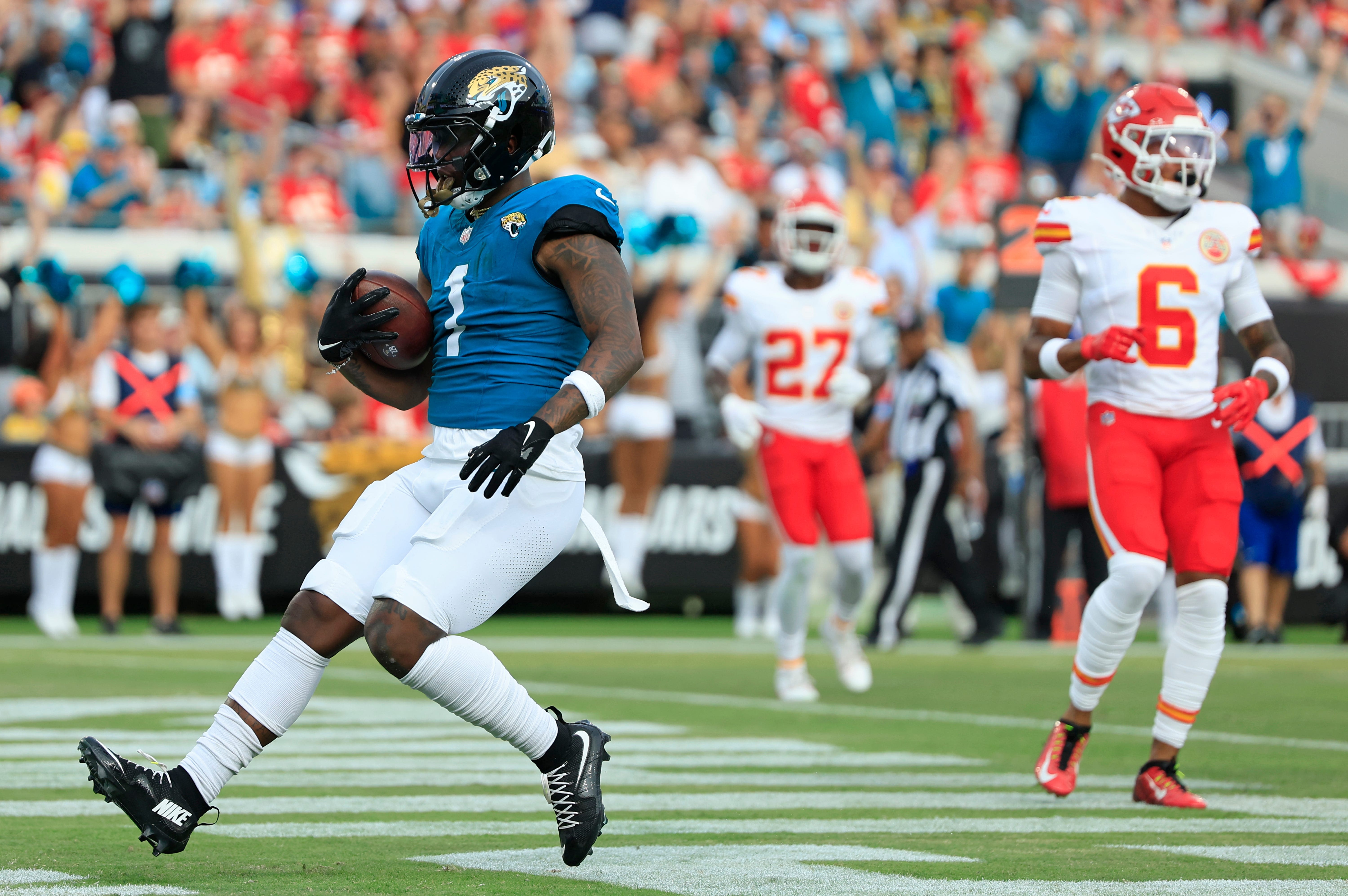 Trevor Lawrence hits Travis Etienne for Jaguars' first touchdown of 2024