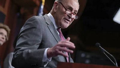 Puro ‘chiavo’ en los demócratas: Chuck Schumer, de 73 años, ‘alza la mano’ para reemplazar a Biden