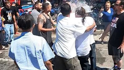 Video: Danny Trejo se cansó de que le tiraran “bombitas” en el festejo del 4 de julio y se agarró a piñas con la gente | Por las redes