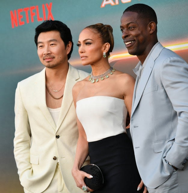 ... An Awkward Clip Of Jennifer Lopez And Sterling K. Brown Seemingly Annoying The Hell Out Of Each Other...