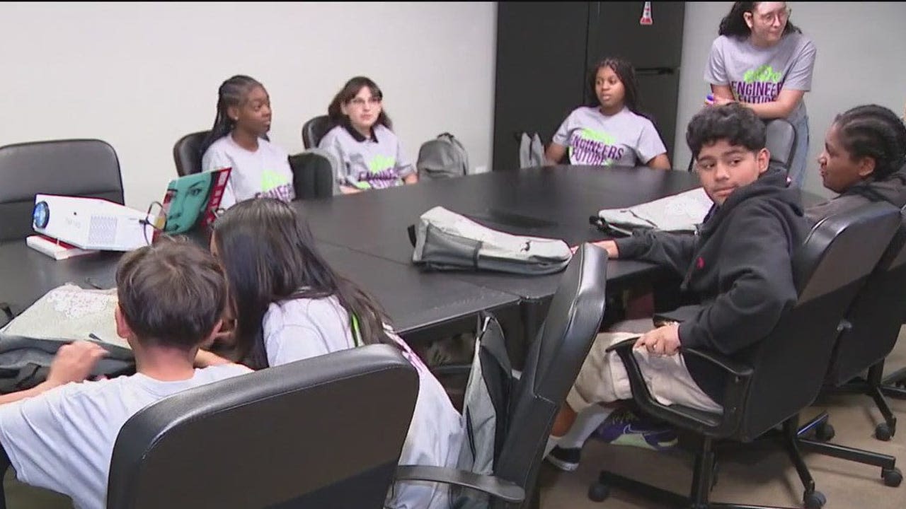 Students from South Pointe Junior High School get an inside look at Valley Metro expansion