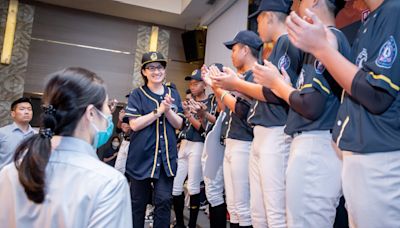 勉勵小球員展現台灣棒球魂 蕭美琴為貝比魯斯代表隊現場教英文