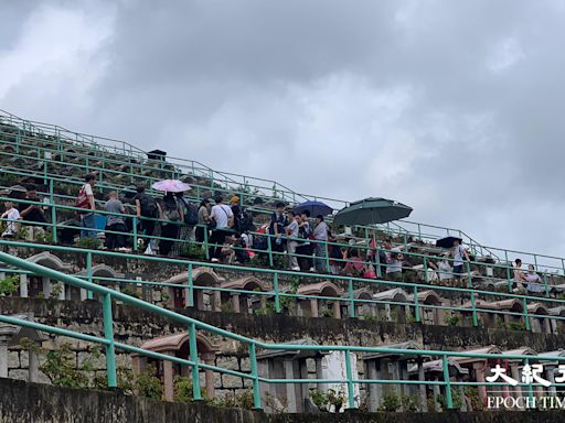 多圖 | 黃家駒離世31年 數十樂迷在雨中悼念