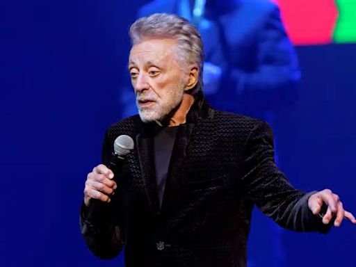 90 AÑOS DE FRANKIE VALLI CON LA IMPRESIONANTE INTEGRAL DE SU OBRA