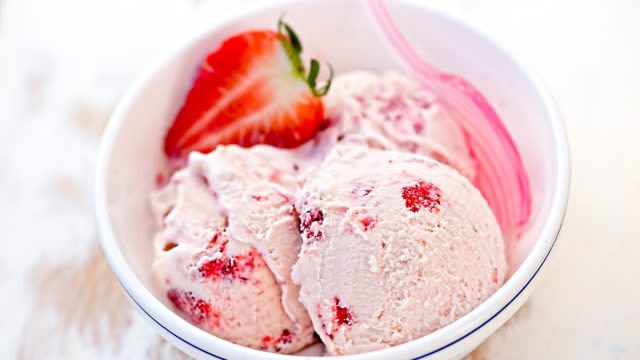 4-Ingredient Strawberry Ice Cream Recipe for Kids